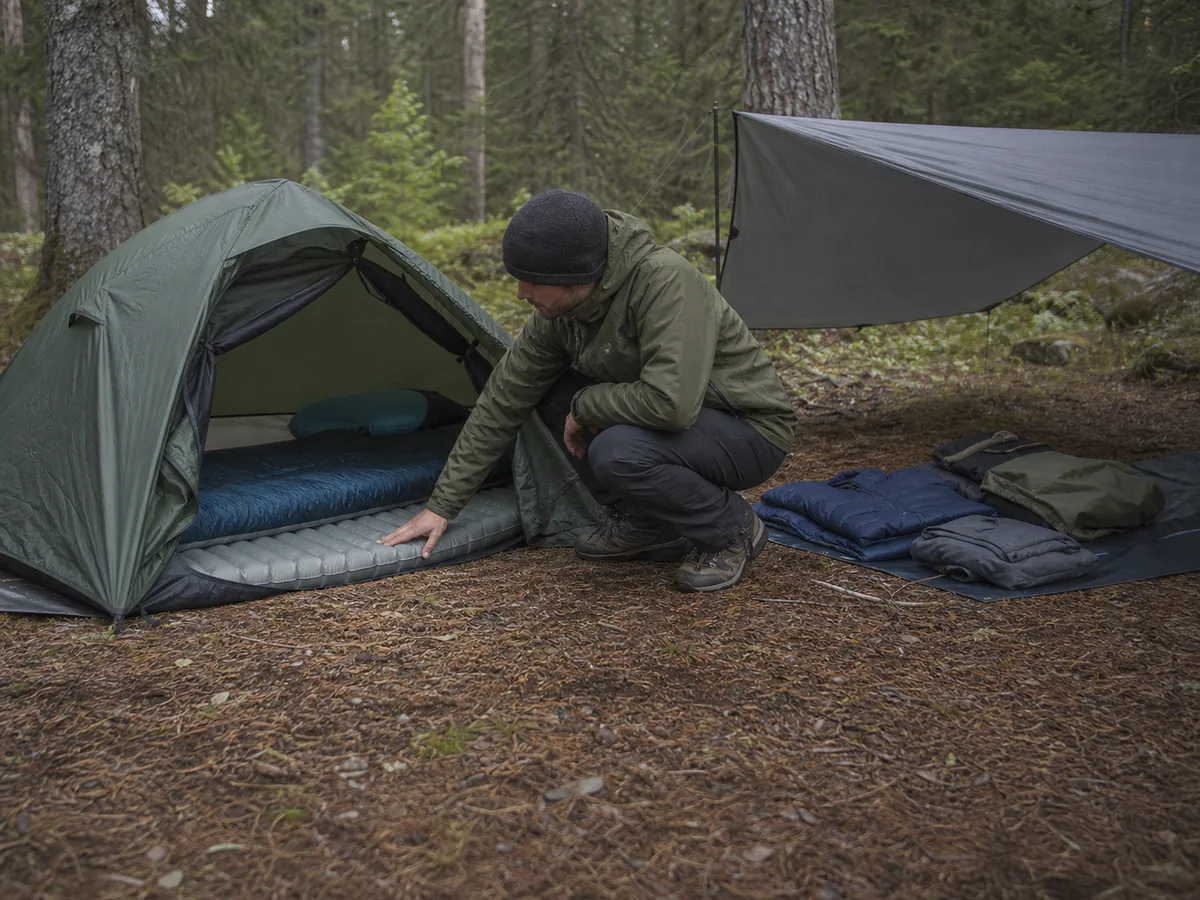 Camping sleep kit arranged by insulated pad sleeping bag dry sleep clothing pillow and shelter ventilation - complete sleep system | KnowOutdoor