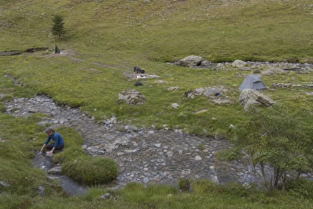 Simple trekking diagram places drinking water upstream and washing, toilet, and camp tasks at safe separated locations - Water separation | KnowOutdoor